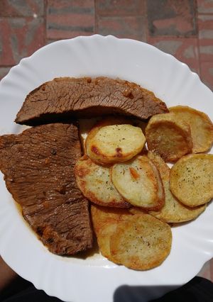 Una foto de Carne al horno con papas españolas