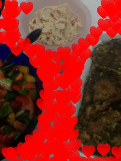 صورة لوصفة عجة وسلطة خضراء وجبنة مش