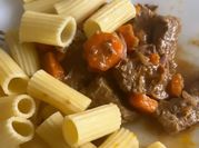 Uma foto de carne estufada