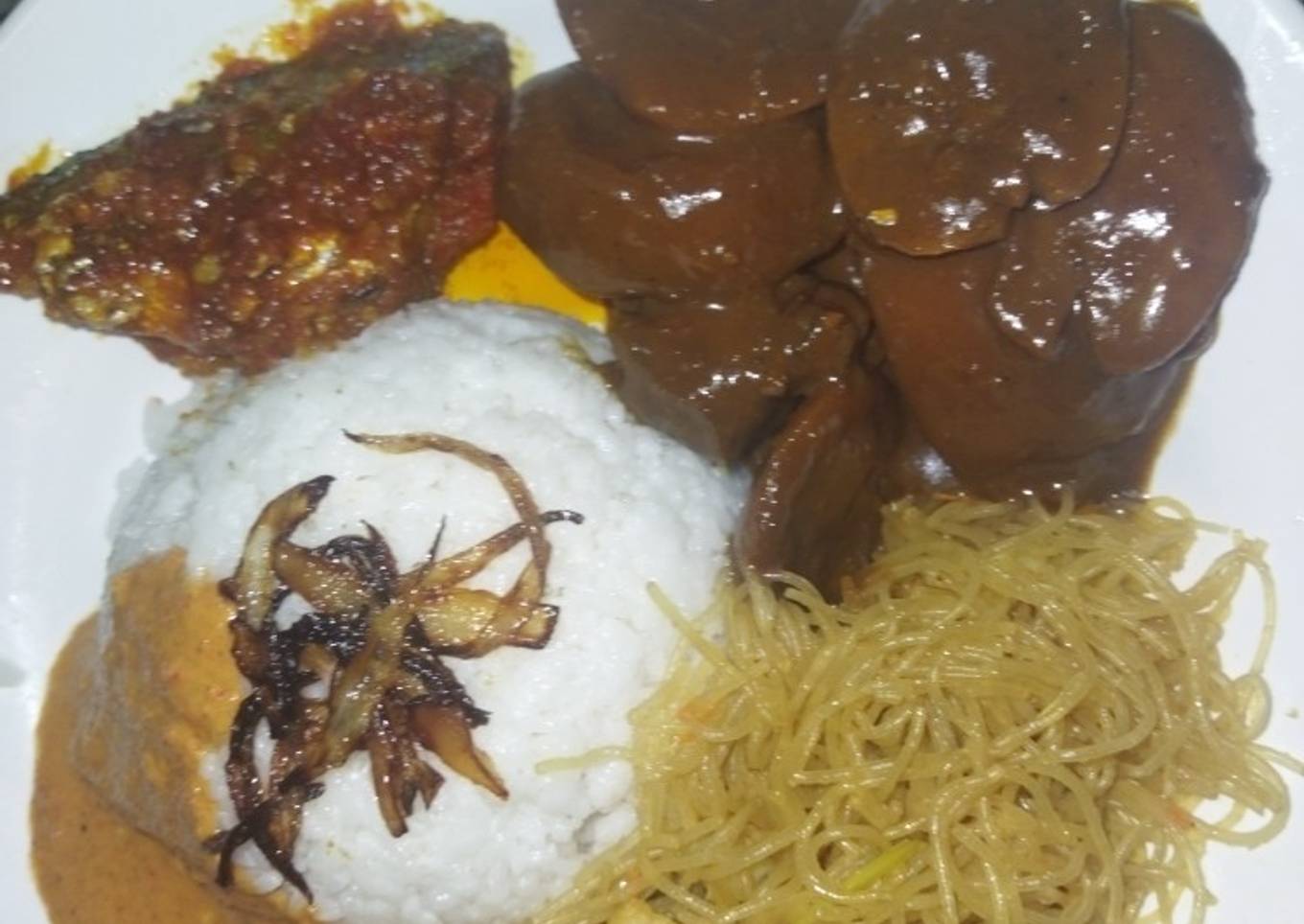 Semur jengkol, nasi uduk megicom sambel kacang, bihun goreng