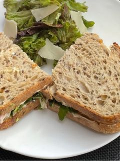 صورة لوصفة ساندويش الدجاج المشوي مع الافوكادو والسبانخ 😋