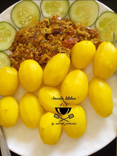 A picture of Boiled potato with egg sauce.