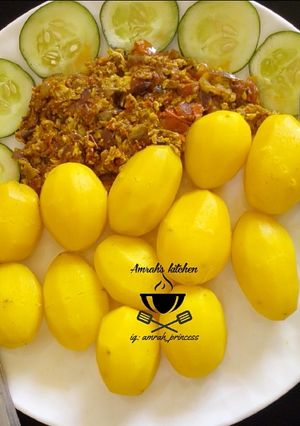 A picture of Boiled potato with egg sauce.