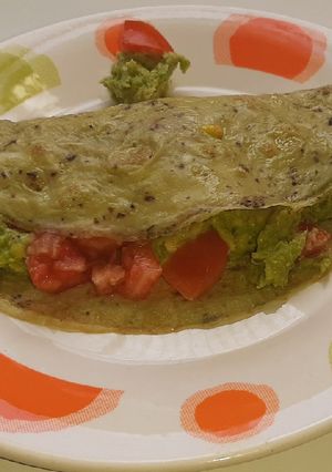 Una foto de Omelette de jamón, queso, palta y tomate