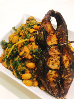 A picture of Vegetable beans and fried fish.