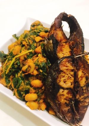 A picture of Vegetable beans and fried fish.