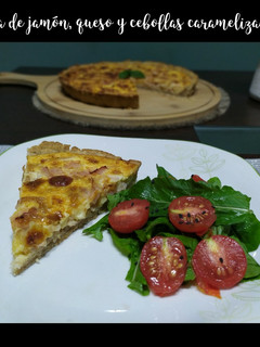 Una foto de Tarta de jamón, queso y cebollas caramelizadas