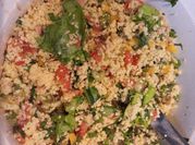 Una foto de couscous de atún y tomate