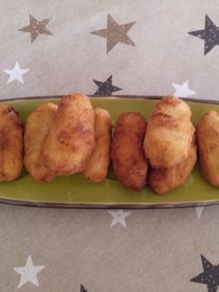 Una foto de Croquetas de pollo, setas y caldo