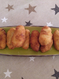 Una foto de Croquetas de pollo, setas y caldo