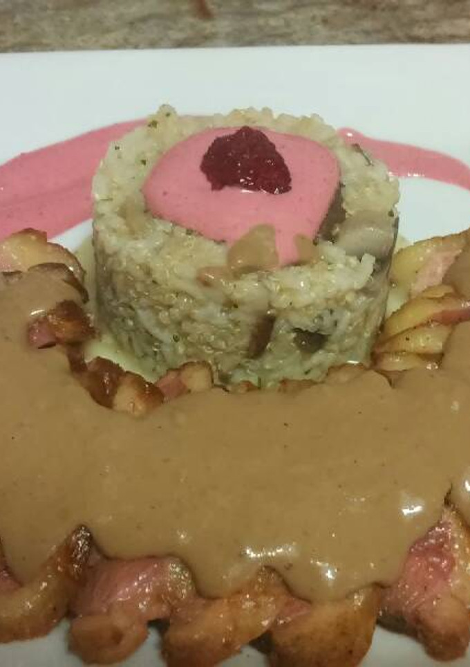 Una foto de Magret de pato con salsa de chocolate y guarnicion de arroz y setas con salsa de frambuesa