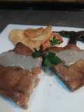 Cachopo de jamón y queso con salsa de cabrales y patatas paprika
