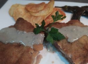 Foto principal de Cachopo de jamón y queso con salsa de cabrales y patatas paprika