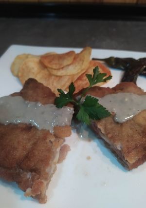 Una foto de Cachopo de jamón y queso con salsa de cabrales y patatas paprika