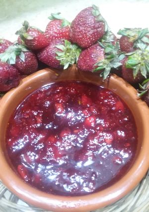 A picture of Strawberry ki khati meethi chatni. 🍓🍓🍓.