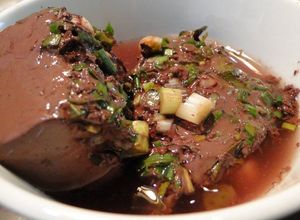 Hình của món Huyết heo luộc.