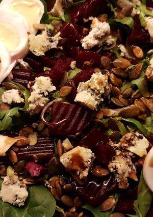 Una foto de Ensalada de Rúcula, Remolacha y Queso Azul