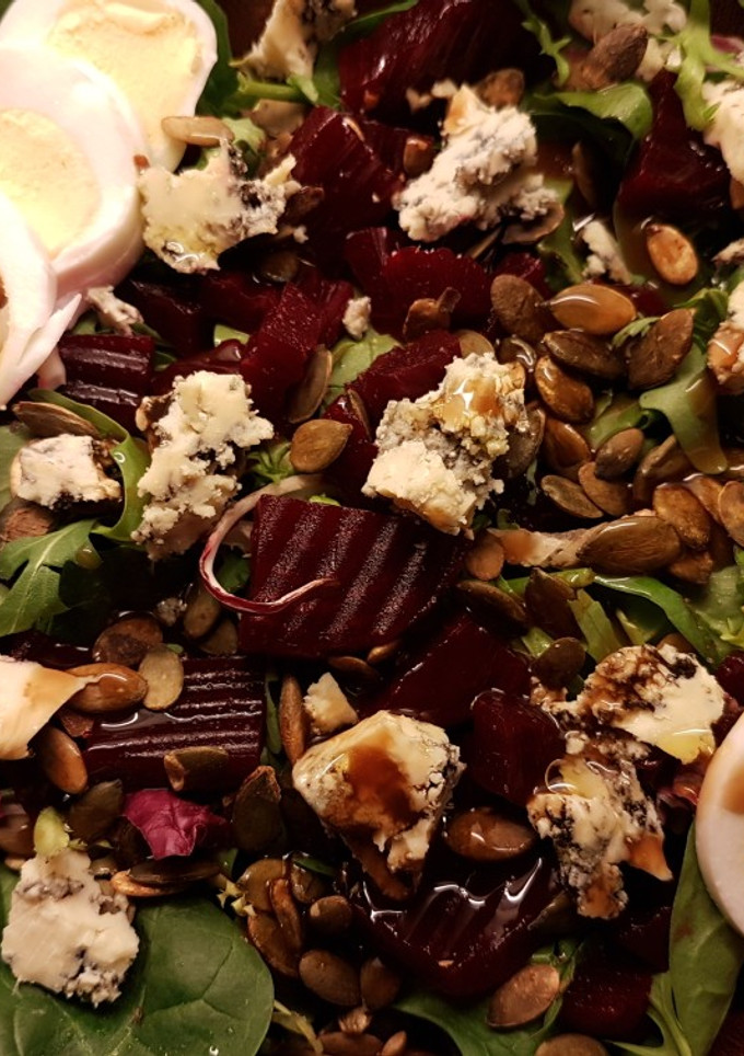 Una foto de Ensalada de Rúcula, Remolacha y Queso Azul