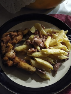Una foto de Spaghetti 🍝 y Pollo Frito 🍗