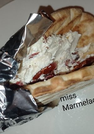 Φωτογραφία της συνταγής Σπιτικά σουβλάκια με μυζήθρα και λιαστή ντομάτα στην τοστιέρα 🌮