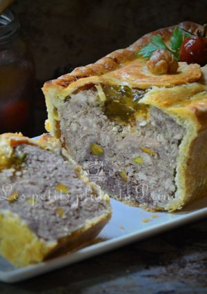 Une photo de Pâté en croûte, foie gras et pistaches