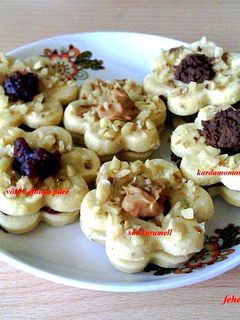 Töltött diós linzer virágok recept fotója