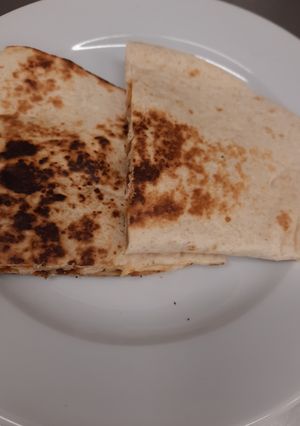 Zdjęcie przepisu Quesadillas z kurczakiem i warzywami.