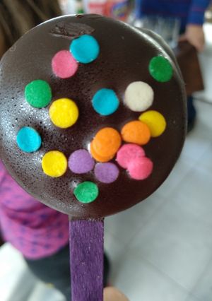 Una foto de Chupetines de alfajores para los niños (cumpleaños Mauri)
