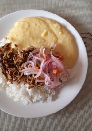 Una foto de Puré con asado de chancho
