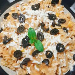 A picture of Mac & cheese pasta.
