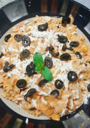 A picture of Mac & cheese pasta.