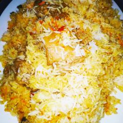 A picture of Chicken korma biryani.