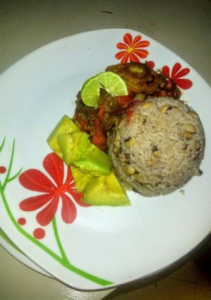 Una foto de Arroz frijoles cabeza negra a la carne para guisar con aguacate