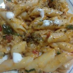 A picture of White sauce pasta.