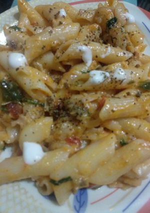 A picture of White sauce pasta.