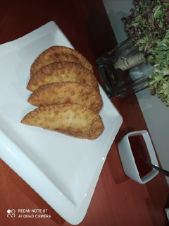 Una foto de Empanadillas de queso y cebolla caramelizada