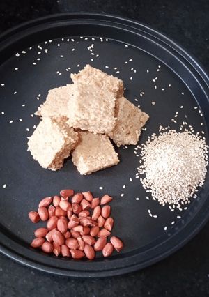 तिल और मूंगफली की बर्फी(til aur moongphali ki barfi recipe in hindi) रेसिपी मुख्य फोटो
