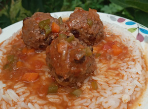 Una foto de Albóndigas dulces con arroz 😊