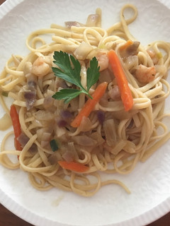 Una foto de Tallarines con verduras y gambas al wok 🍜🍤