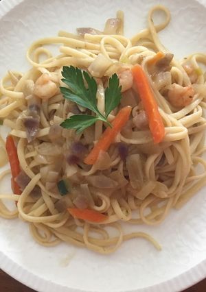 Una foto de Tallarines con verduras y gambas al wok 🍜🍤