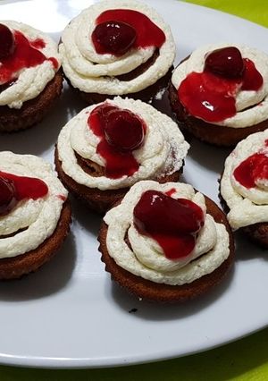 Una foto de Cupcakes rellenos de frutilla
