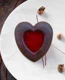 Un cuore di cioccolato con lamponi