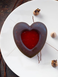 Foto di Un cuore di cioccolato con lamponi