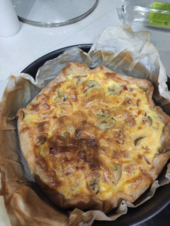 Una foto de Quiche de bacon, langostinos y champiñones