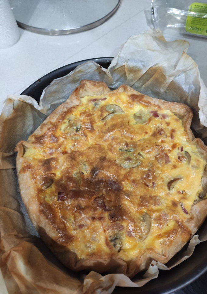 Una foto de Quiche de bacon, langostinos y champiñones