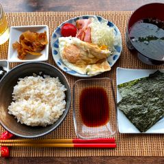 A picture of Japanese Breakfast (how to eat Nori seaweed and rice).