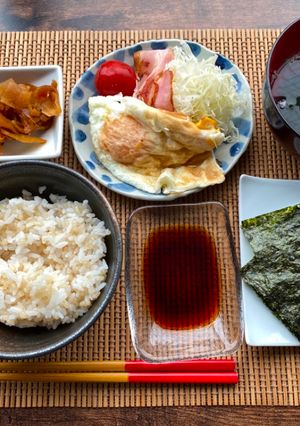A picture of Japanese Breakfast (how to eat Nori seaweed and rice).