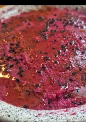 Una foto de Hummus de remolacha