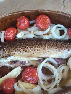 Una foto de Trucha rellena con verduras y patatas