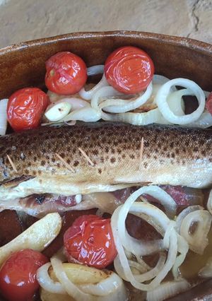 Una foto de Trucha rellena con verduras y patatas